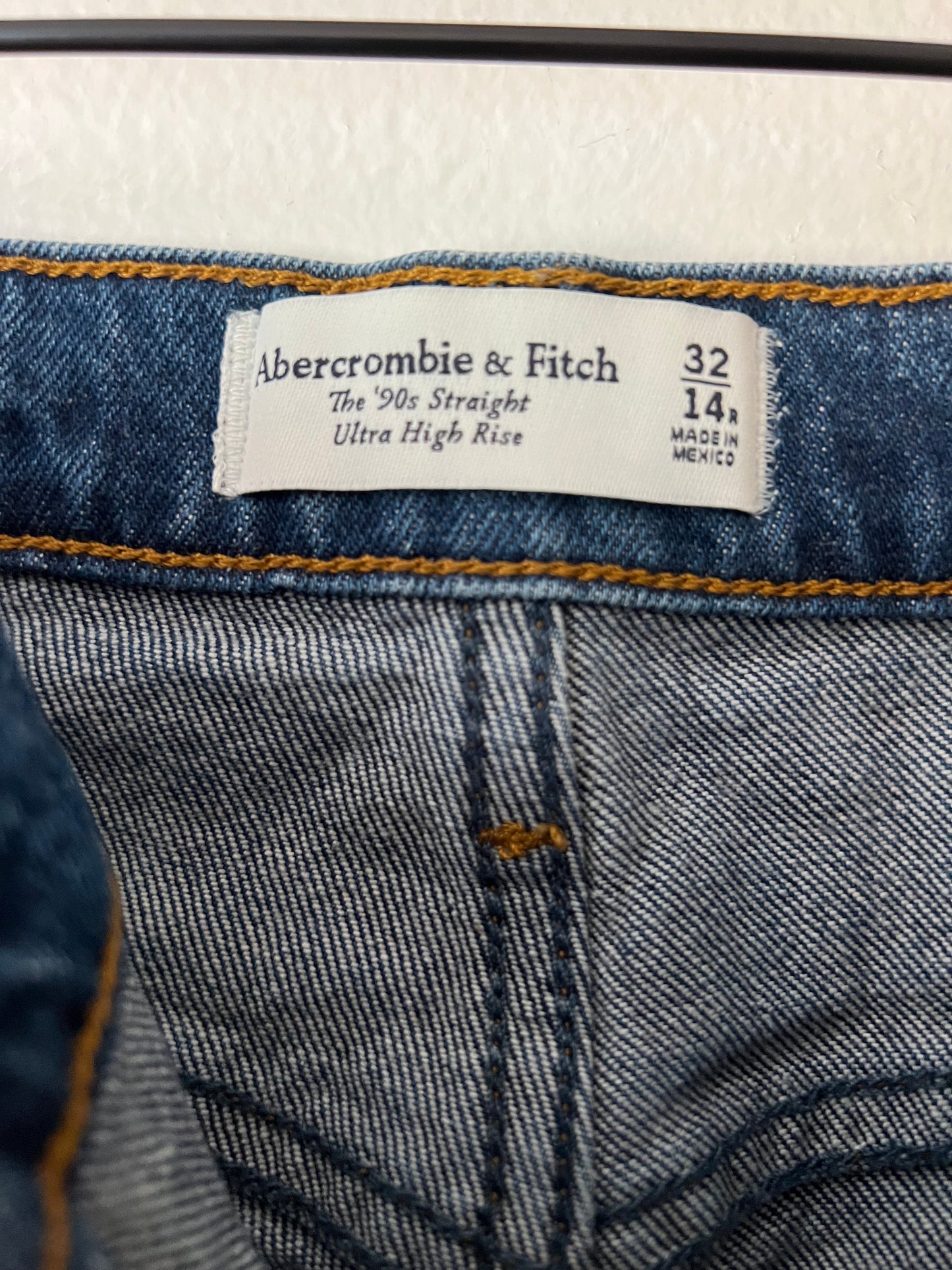 Abercrombie & Fitch The 90s Straight Ultra High Rise Jean