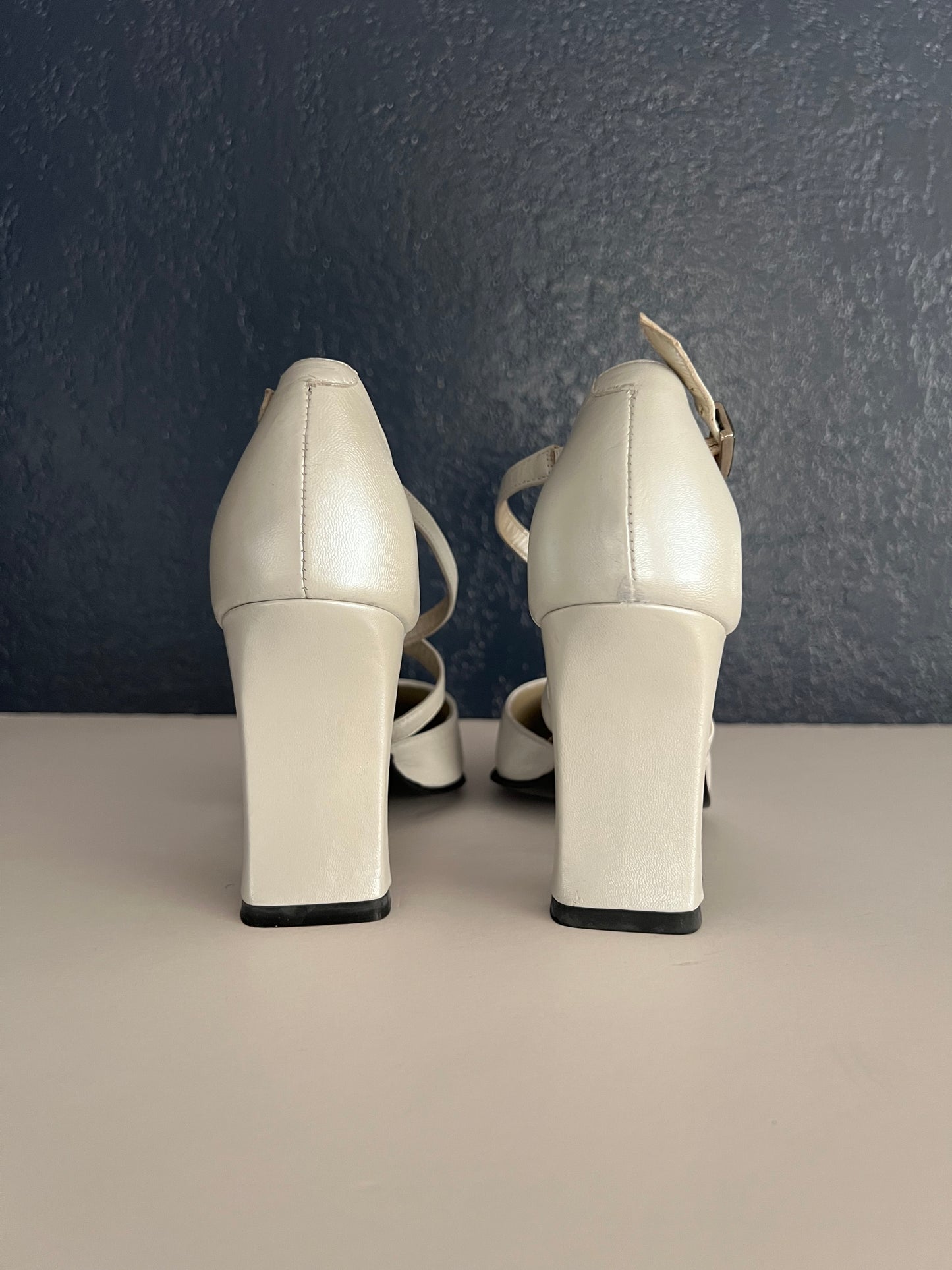 Vintage Dione Zapatos Metallic Gray Leather Crossed Ankle Strap Heels