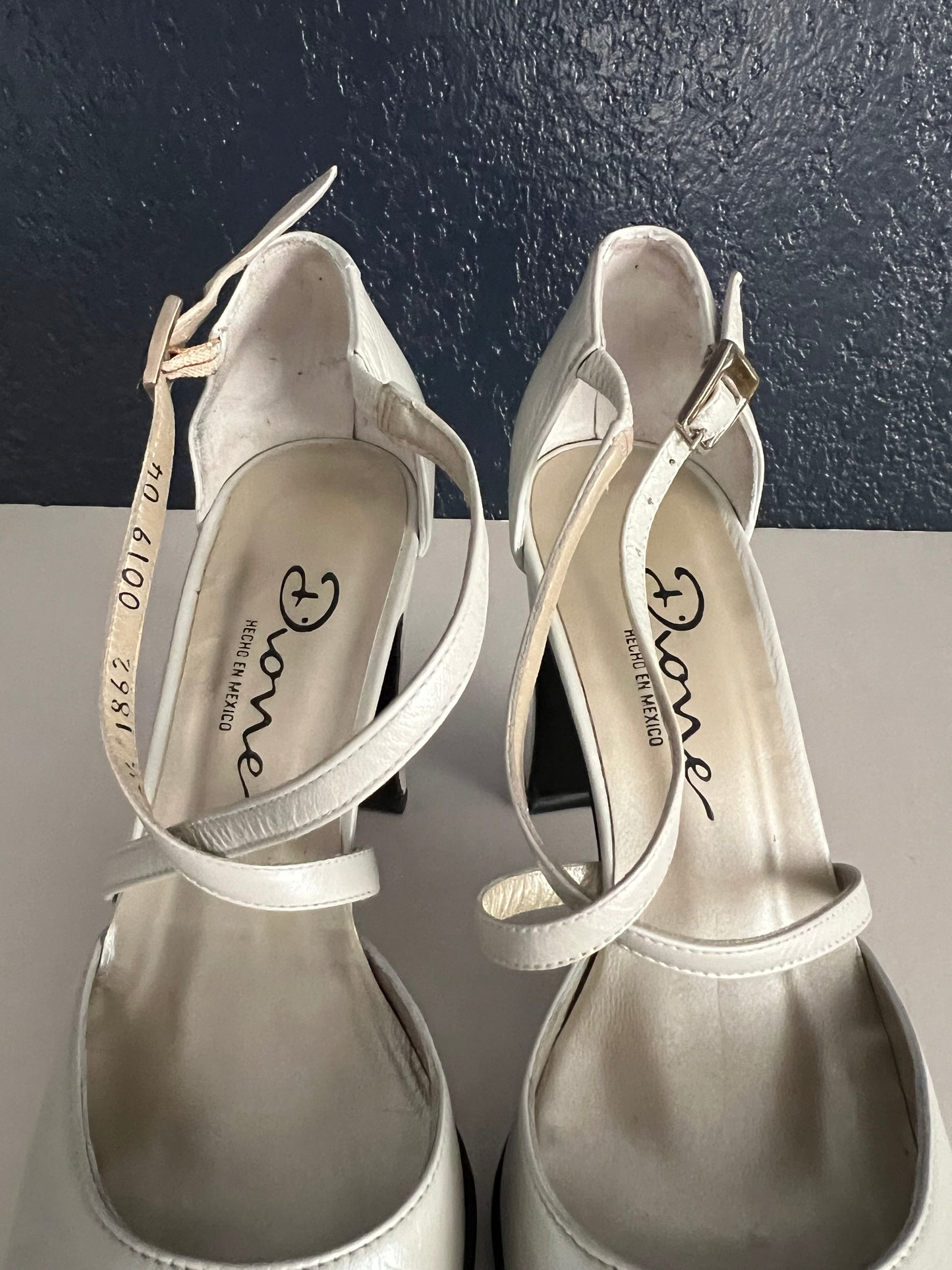 Vintage Dione Zapatos Metallic Gray Leather Crossed Ankle Strap Heels