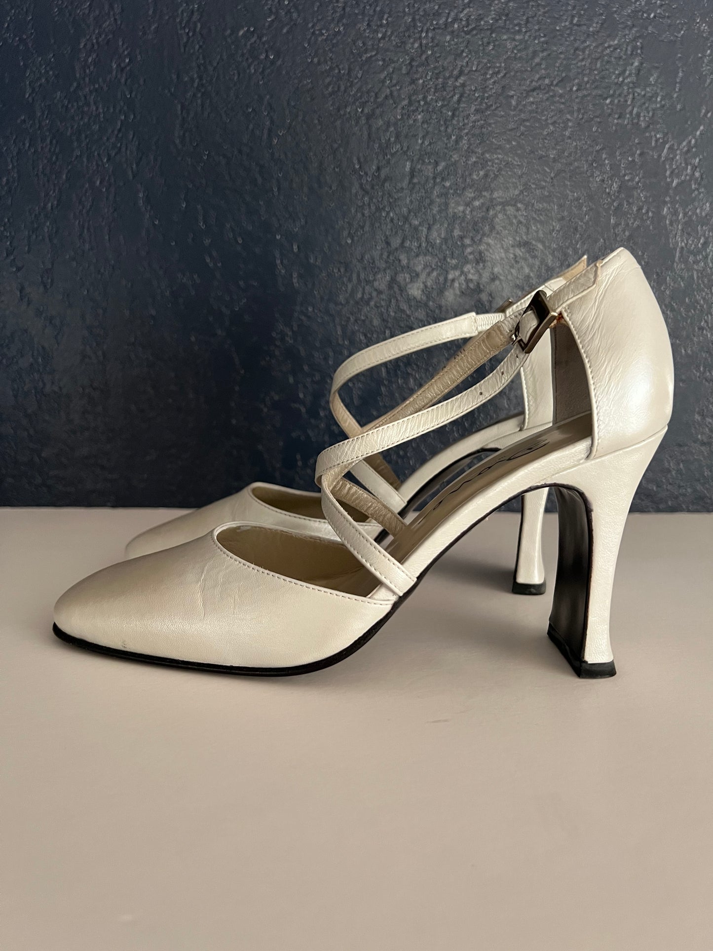 Vintage Dione Zapatos Metallic Gray Leather Crossed Ankle Strap Heels