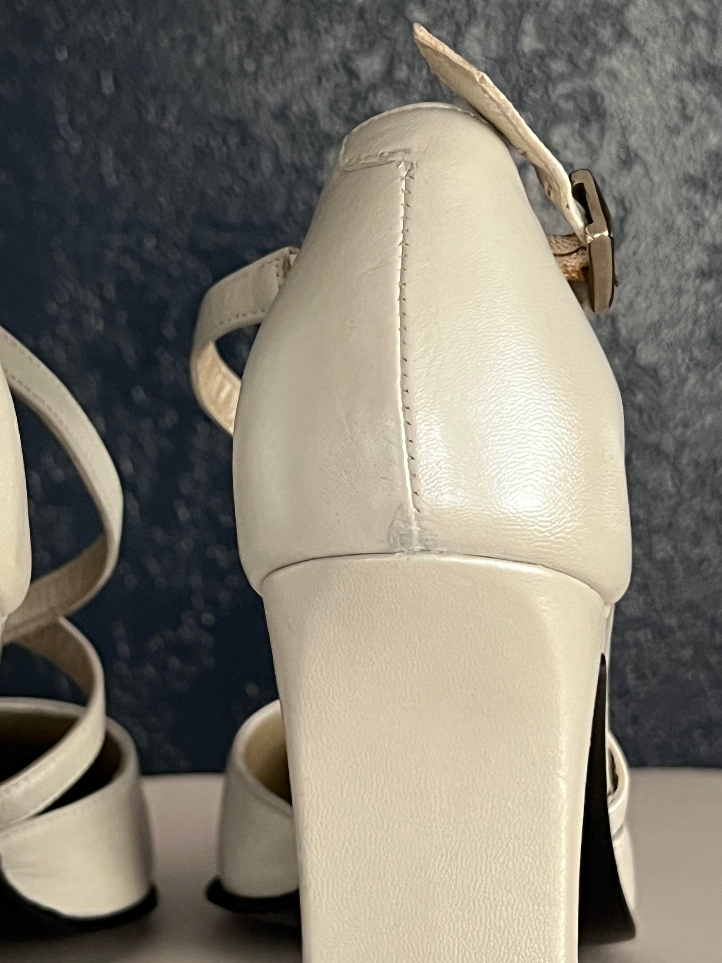 Vintage Dione Zapatos Metallic Gray Leather Crossed Ankle Strap Heels